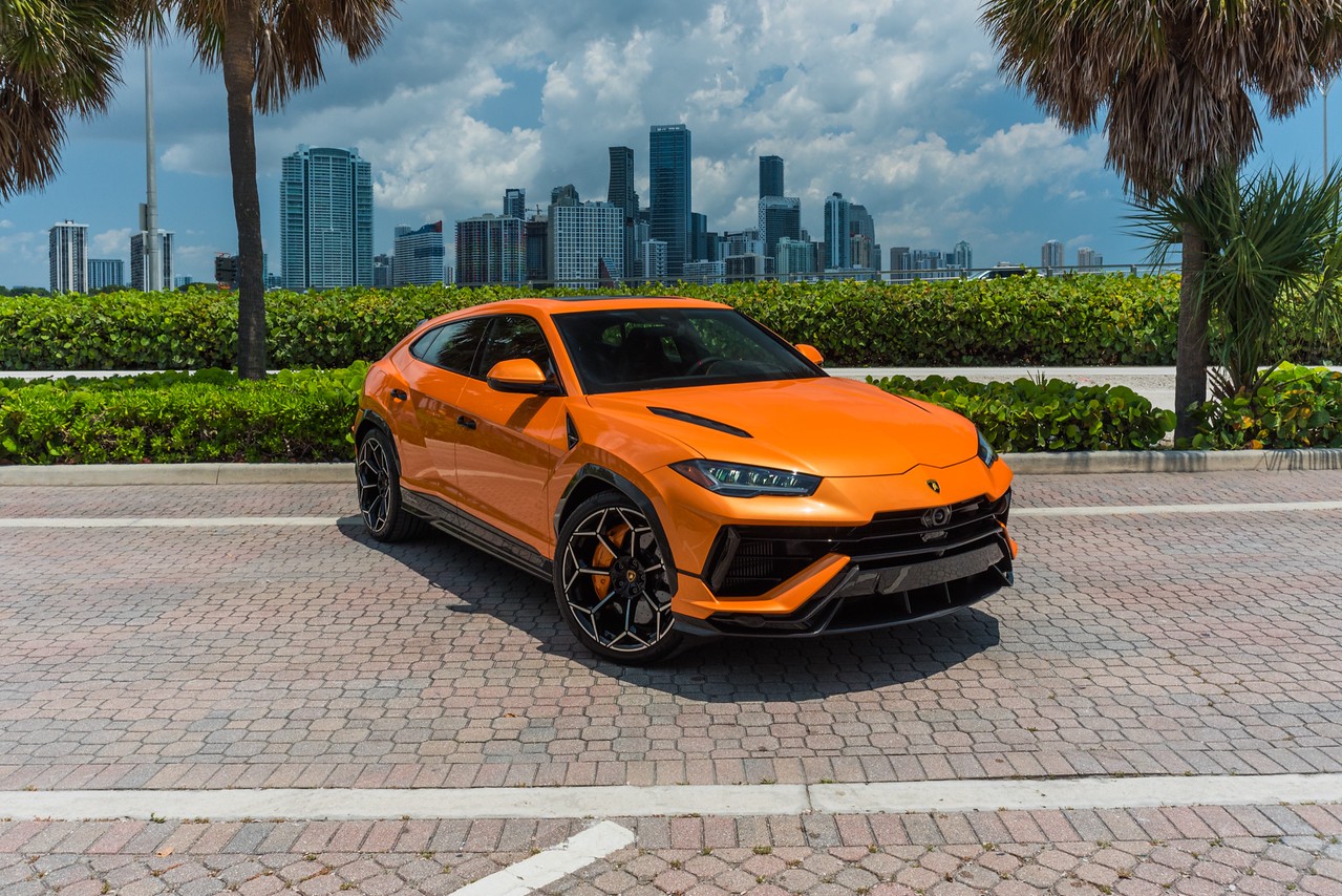 Lamborghini Urus Performante Arancio Borealis car sidebar