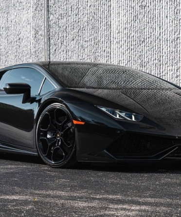 Behind the Wheel: A Closer Look at the Iconic Lamborghini Huracán blog image