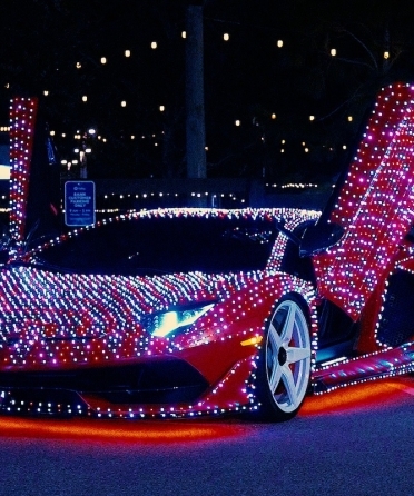 Party Lights & Tail Lights: How Lamborghini Huracán Elevates Your Miami New Year blog image