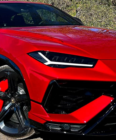 Fire Meets Ocean: Driving the Lamborghini Urus S Rosso Mars in Miami blog image