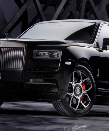 Black Elegance on Wheels: Renting a Rolls-Royce Cullinan in Miami blog image