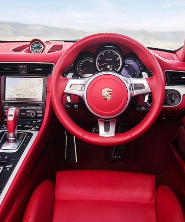 Porsche Passion: Rent a 911 Carrera and Feel Miami’s Pulse in Every Curve blog image