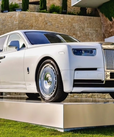 Best Luxury Cars for a Miami Yacht Day blog image