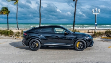 Lamborghini Urus Black w/ White Interior gallery image 2