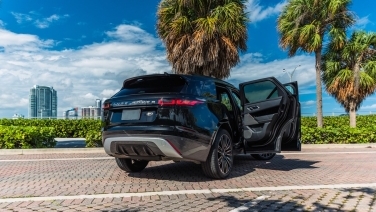 Land Rover Velar R Dynamic Black gallery image 2