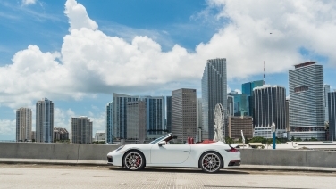 Porsche 911 Carrera S 992 gallery image 2