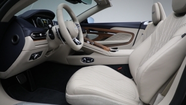 Aston Martin DB12 gallery image 2