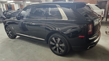 Rolls-Royce Cullinan Black gallery image 1