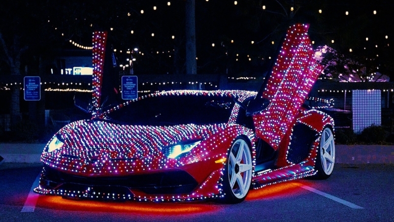 Party Lights & Tail Lights: How Lamborghini Huracán Elevates Your Miami New Year image