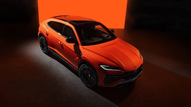 Redefining Miami Roads with the Lamborghini Urus SE 2025 Orange image