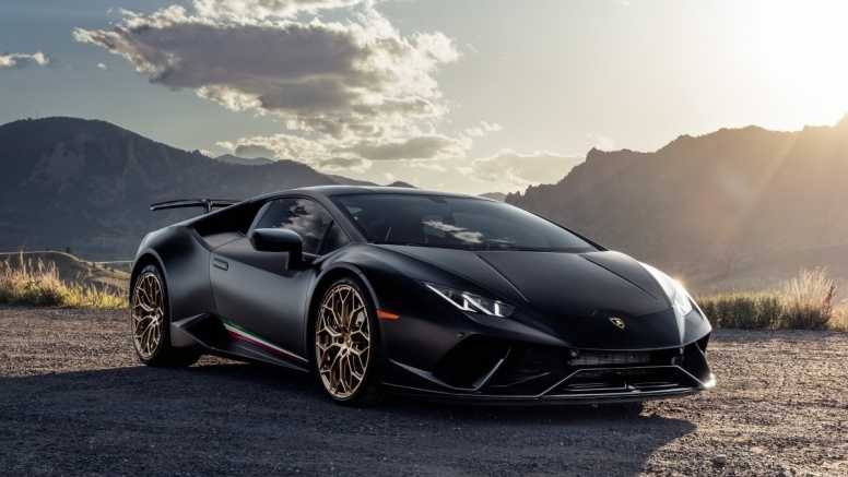 Drive in Pure Luxury: Lamborghini Huracán Rental in Miami image