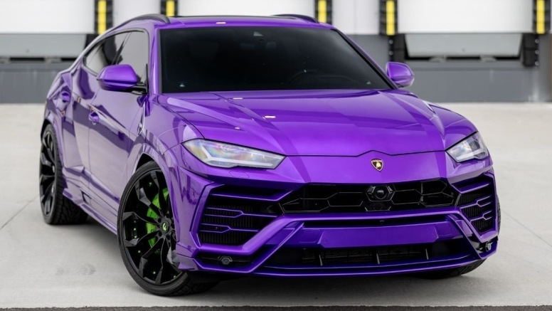 Bold Contrast, Bold Power: Cruising Miami in the Lamborghini Urus image