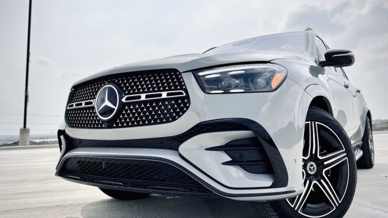 Miami International Boat Show 2027: Best Luxury Cars for a Week on the Water image