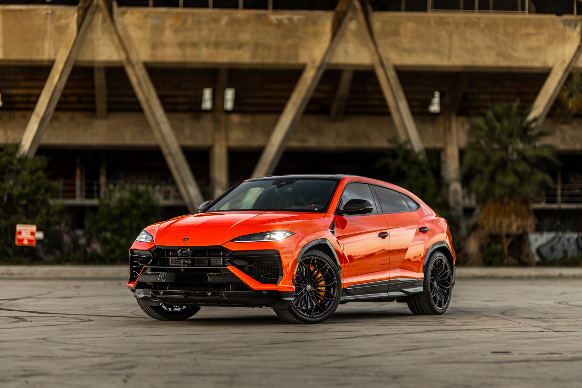 Lamborghini Urus SE 2026 Orange car sidebar